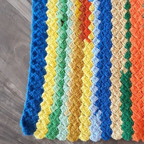 Beautiful hand crocheted vintage lap quilt or small blanket 30" X 22" - Picture 2 of 5